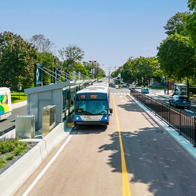 Le service rapide par bus (SRB) Pie-IX est un projet structurant et performant de transport collectif qui relie aujourd’hui Laval et Montréal